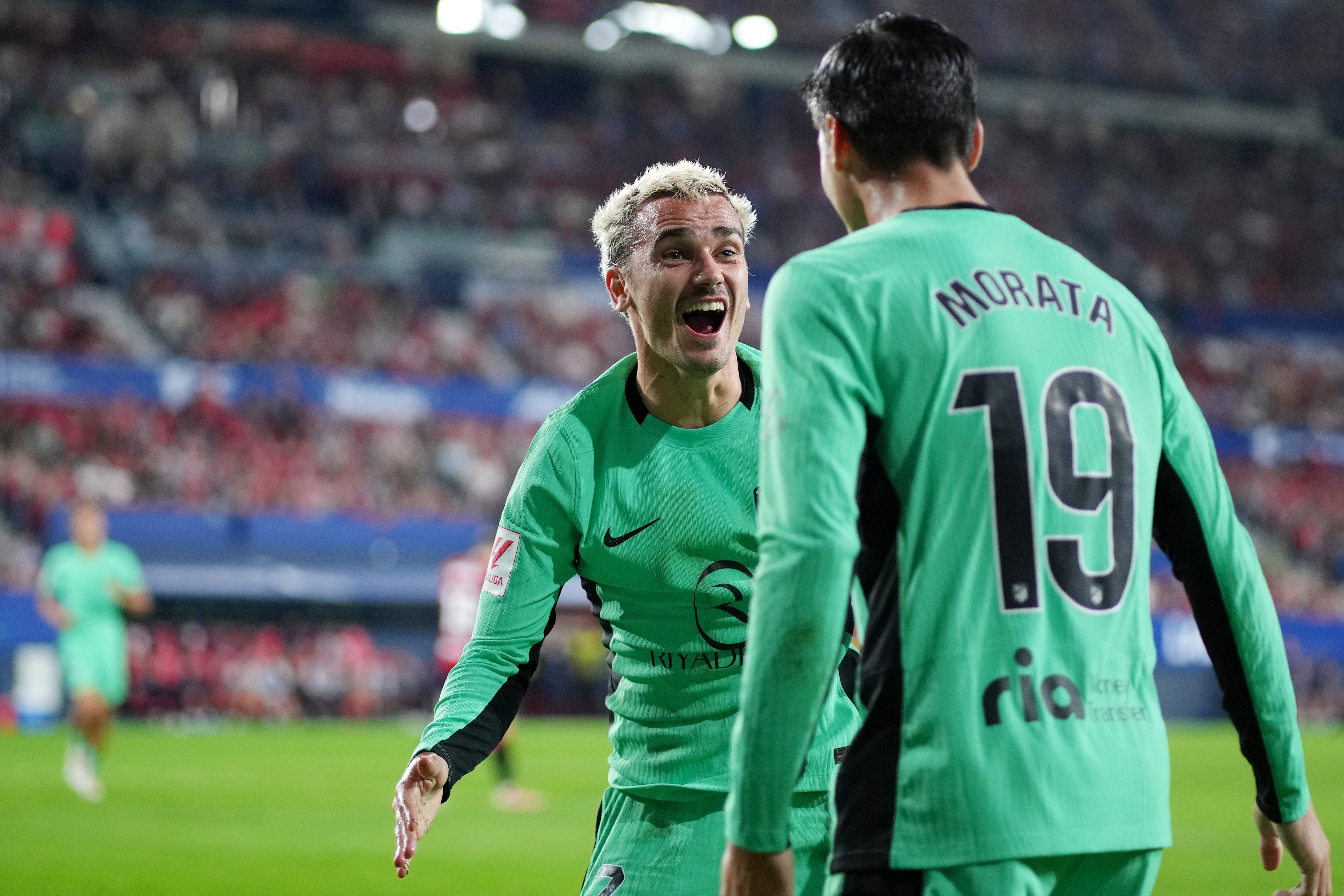 Griezmann y Morata celebran el primer gol del Atleti en El Sadar. (Photo by Juan Manuel Serrano Arce/Getty Images)