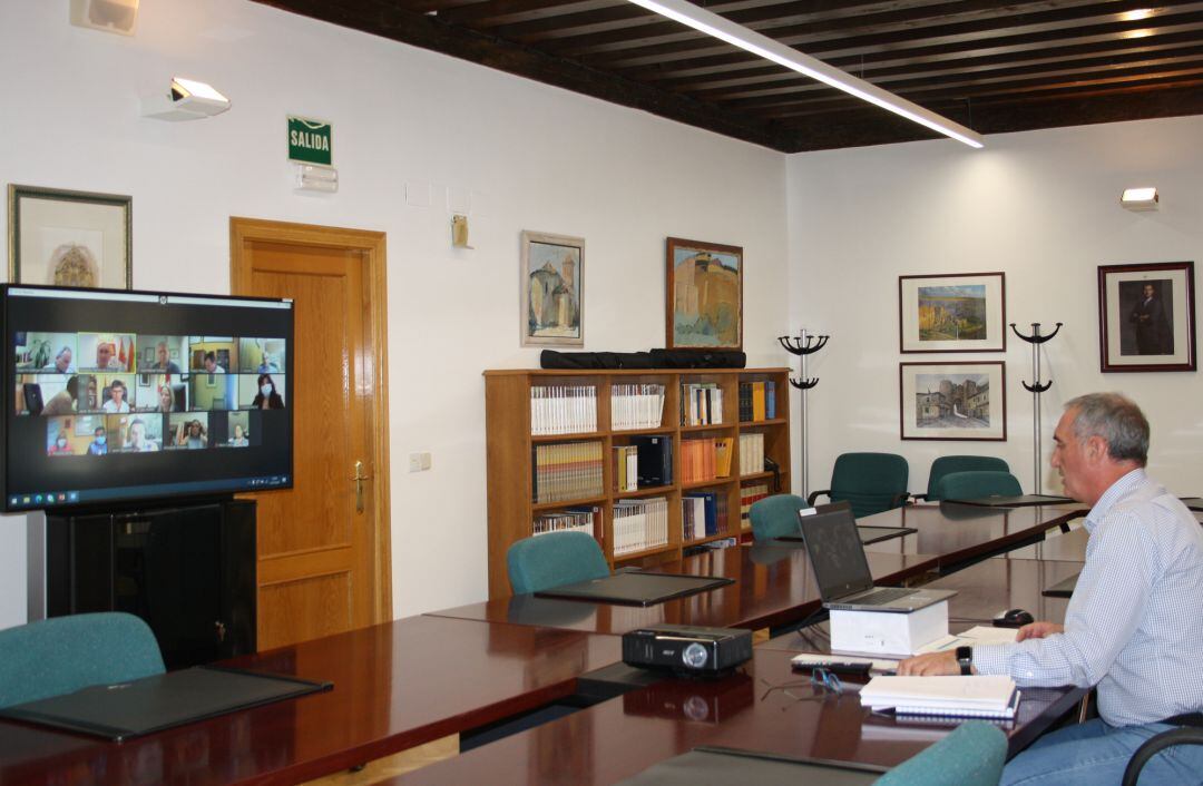 Reunion por videoconferencia desde la Delegacion Territorial con los ayuntamientos