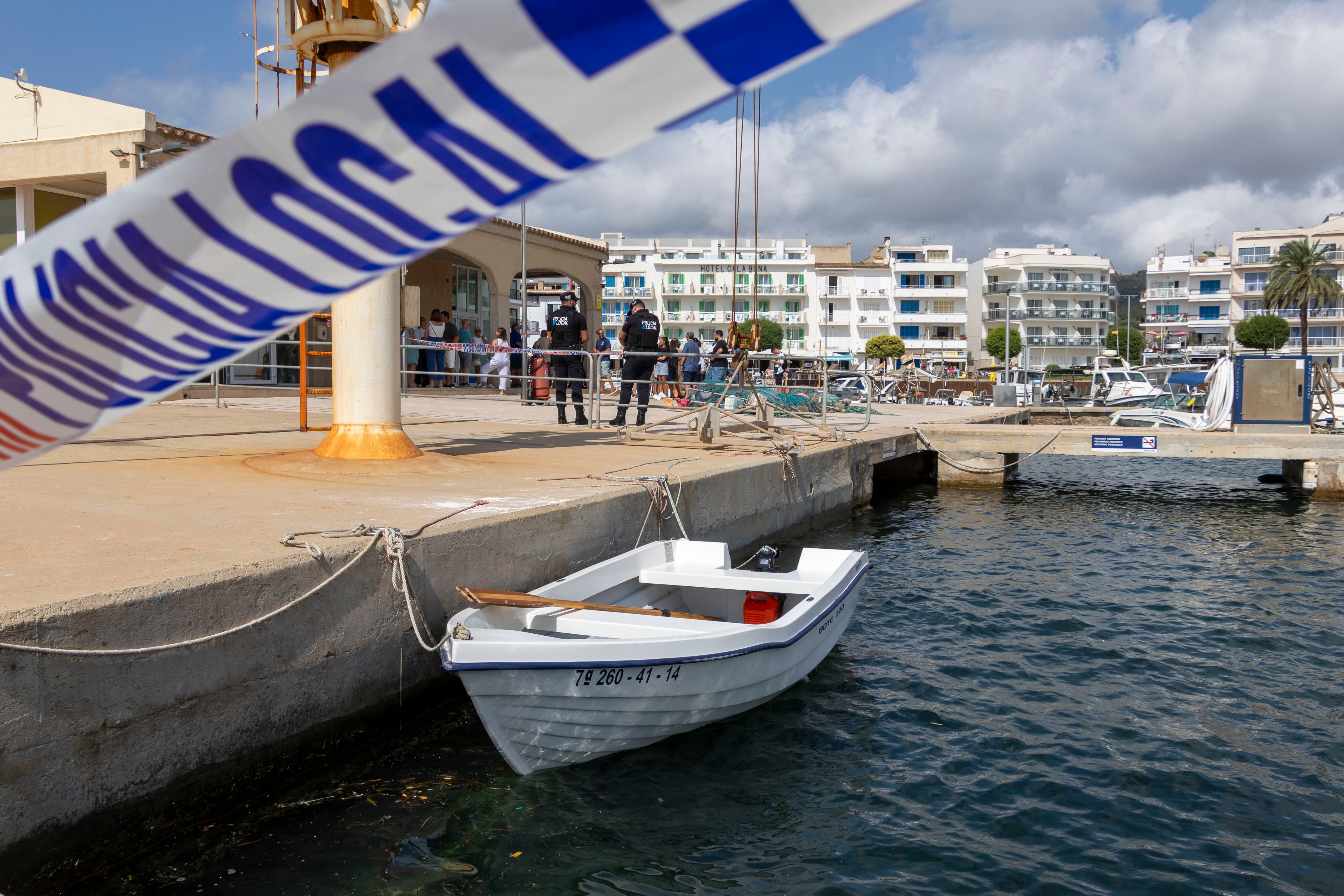 La barca en la que viajaba el joven Guillem Comamala, de 21 años, que murió al ser arrollado por una potente motora.