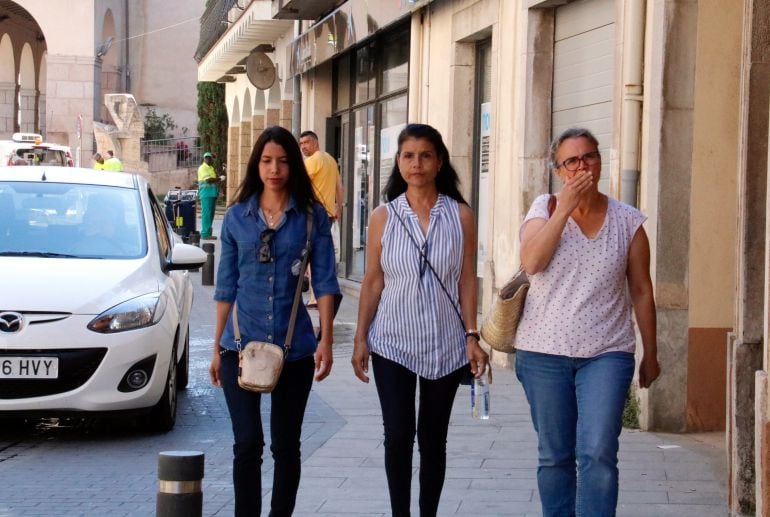 La dona del suposat autor del crim de Susqueda (centre), la seva filla (esquerra) i l'advocada de Jordi Magentí (dreta)