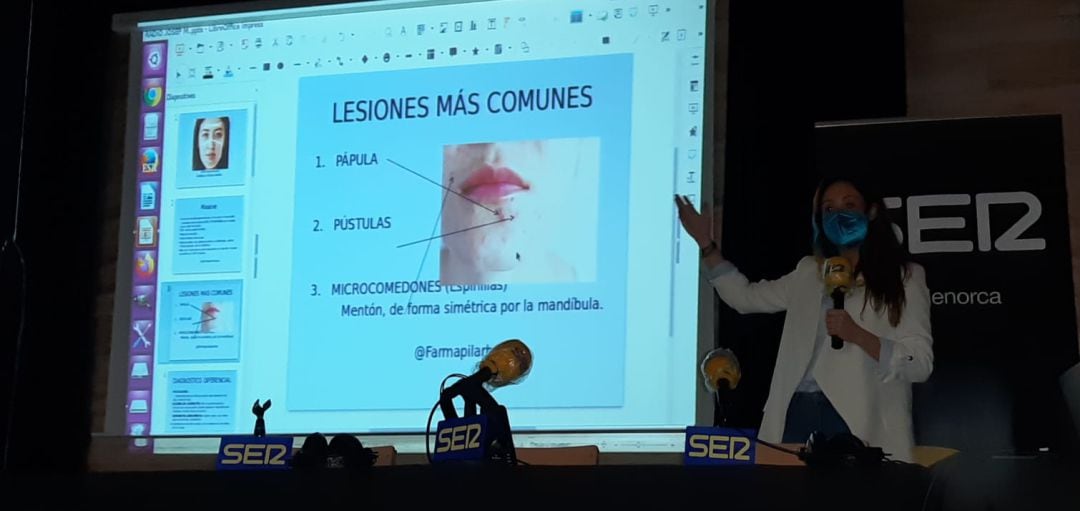 Pilar Barrau da consejos de salud en el transcurso del programa de radio junto a los alumnos del bachillerato artístico de Ciutadella