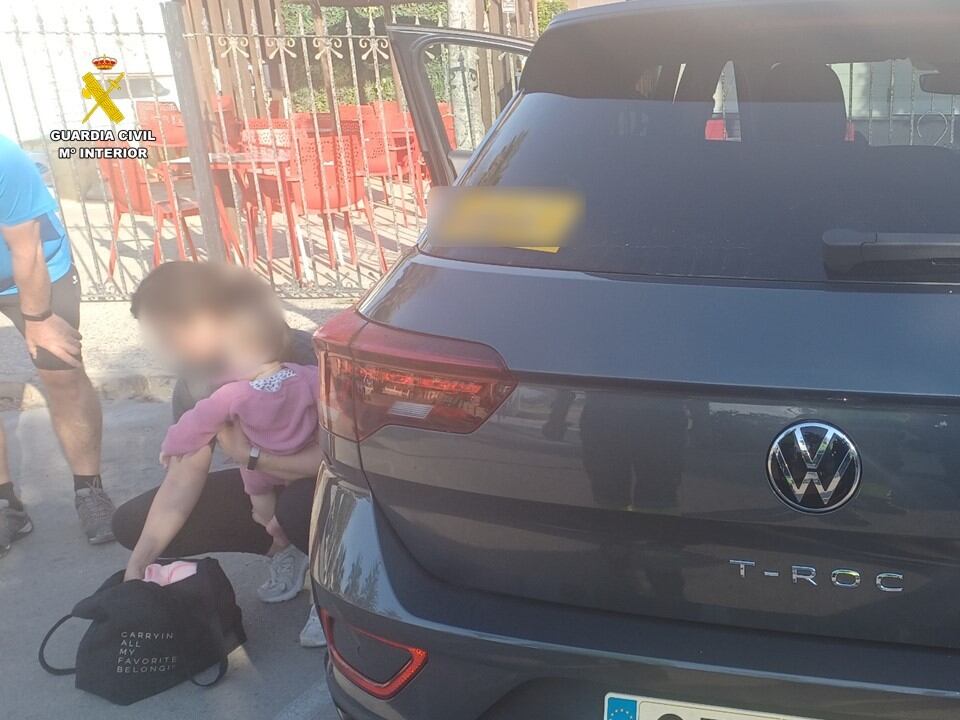 La Guardia Civil rescata a una bebé encerrada en un coche al dejarse la madre las llaves dentro por accidente