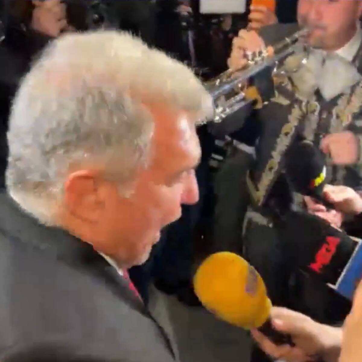 El momento viral de la noche: Joan Laporta sale a celebrar junto a los mariachis su victoria electoral