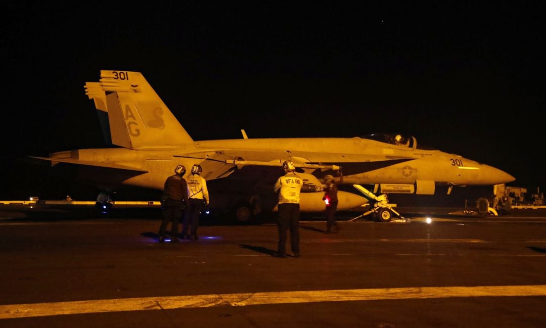 F-18 Super Hornet de EEUU listo para despegar desde el portaviones USS Abraham Lincoln.