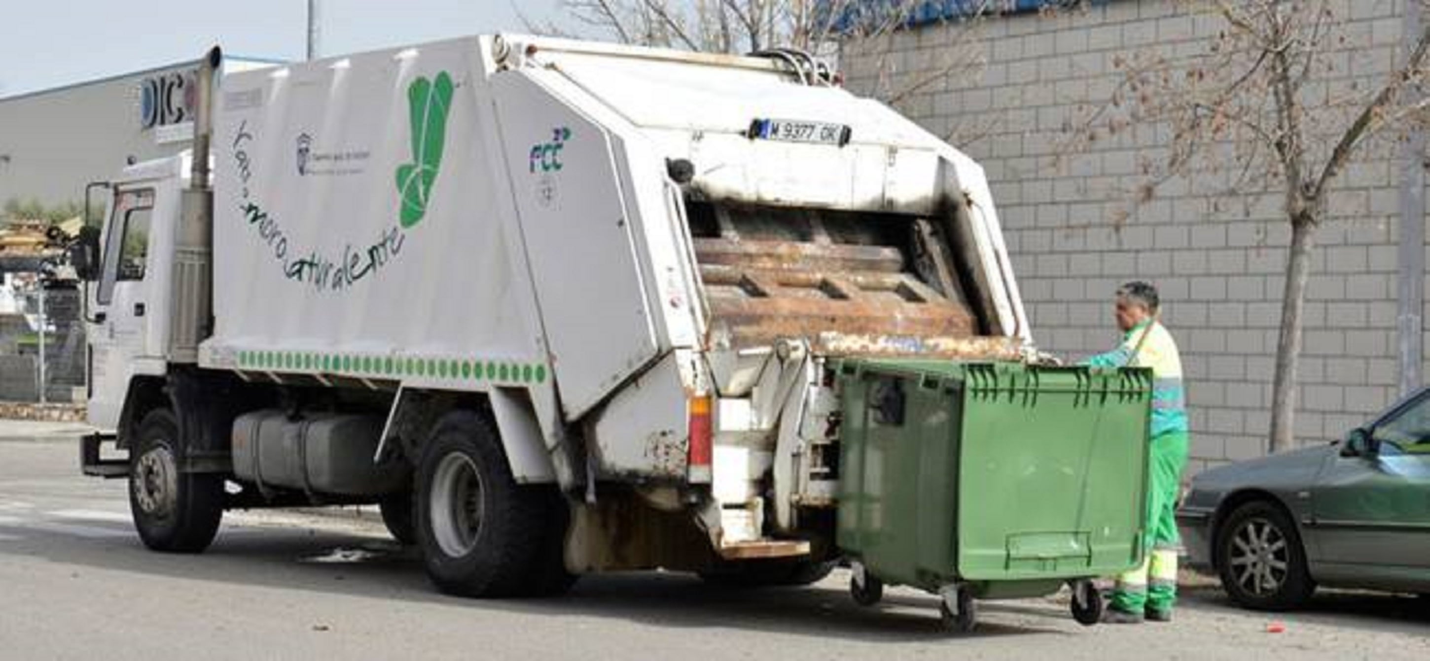 Camión de basura recogiendo un contenedor en Valdemoro.