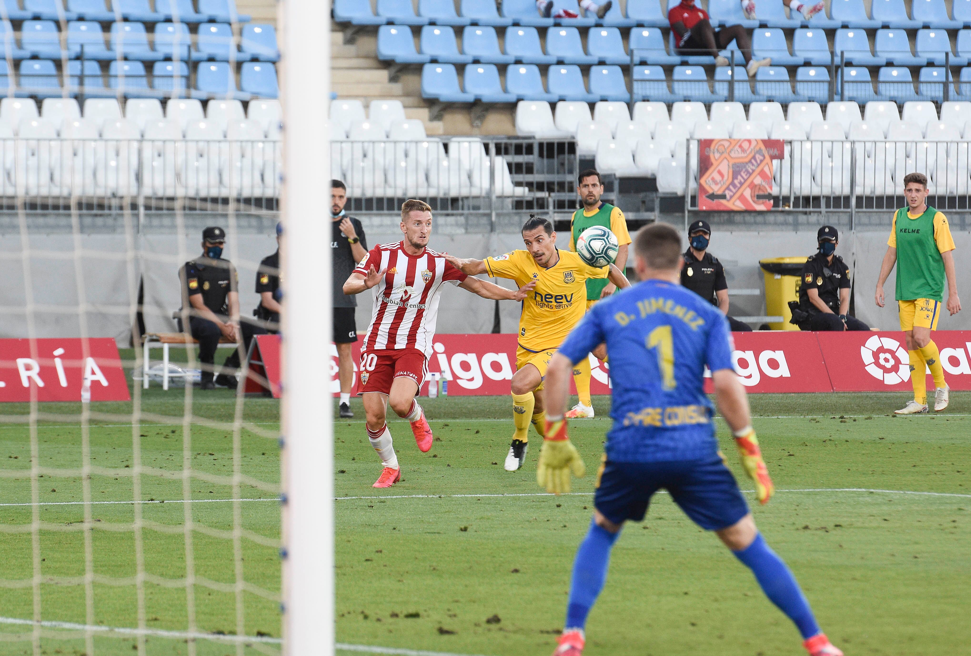 Iván Balliu en el Almería-Alcorcón de la temporada 2019-2020.
