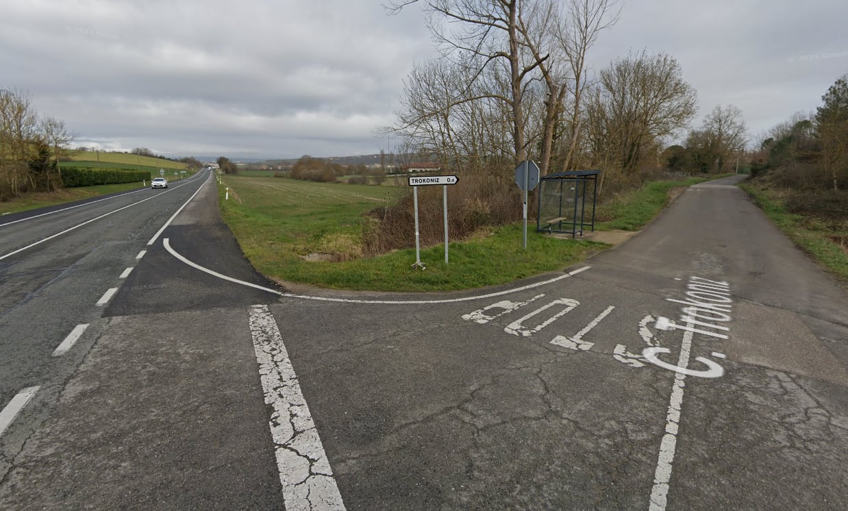 Cruce con la A-132 a la entrada de Trokoniz