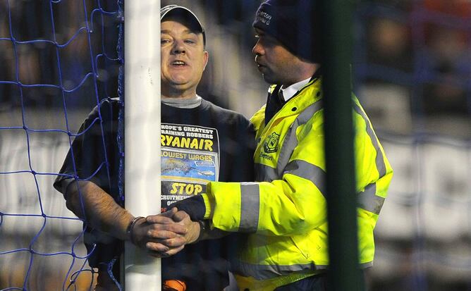 Un aficionado saltó al campo durante el encuentro entre el Everton y el Manchester City y se encadenó al poste de una de las porterías, por lo que el juego estuvo detenido cinco minutos