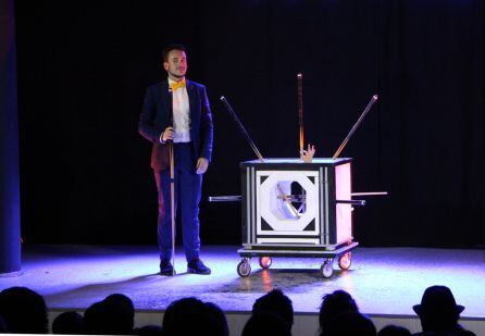 Mac Martín hace un truco de cajas en la clausura del III Festival Internacional de Magia de Cuéllar