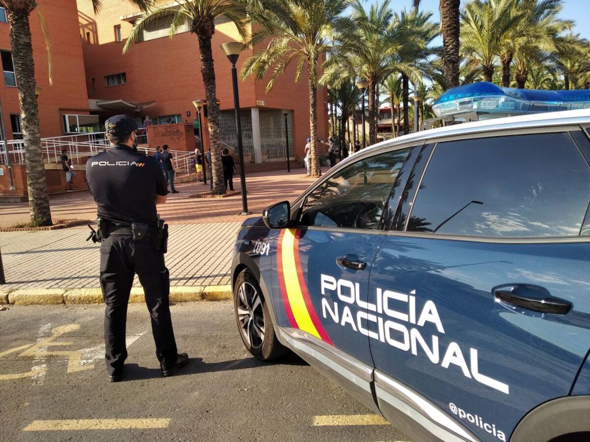 La Policía Nacional ha detenido a una mujer por sustraer 13.000 euros utilizando el timo de "la siembra"