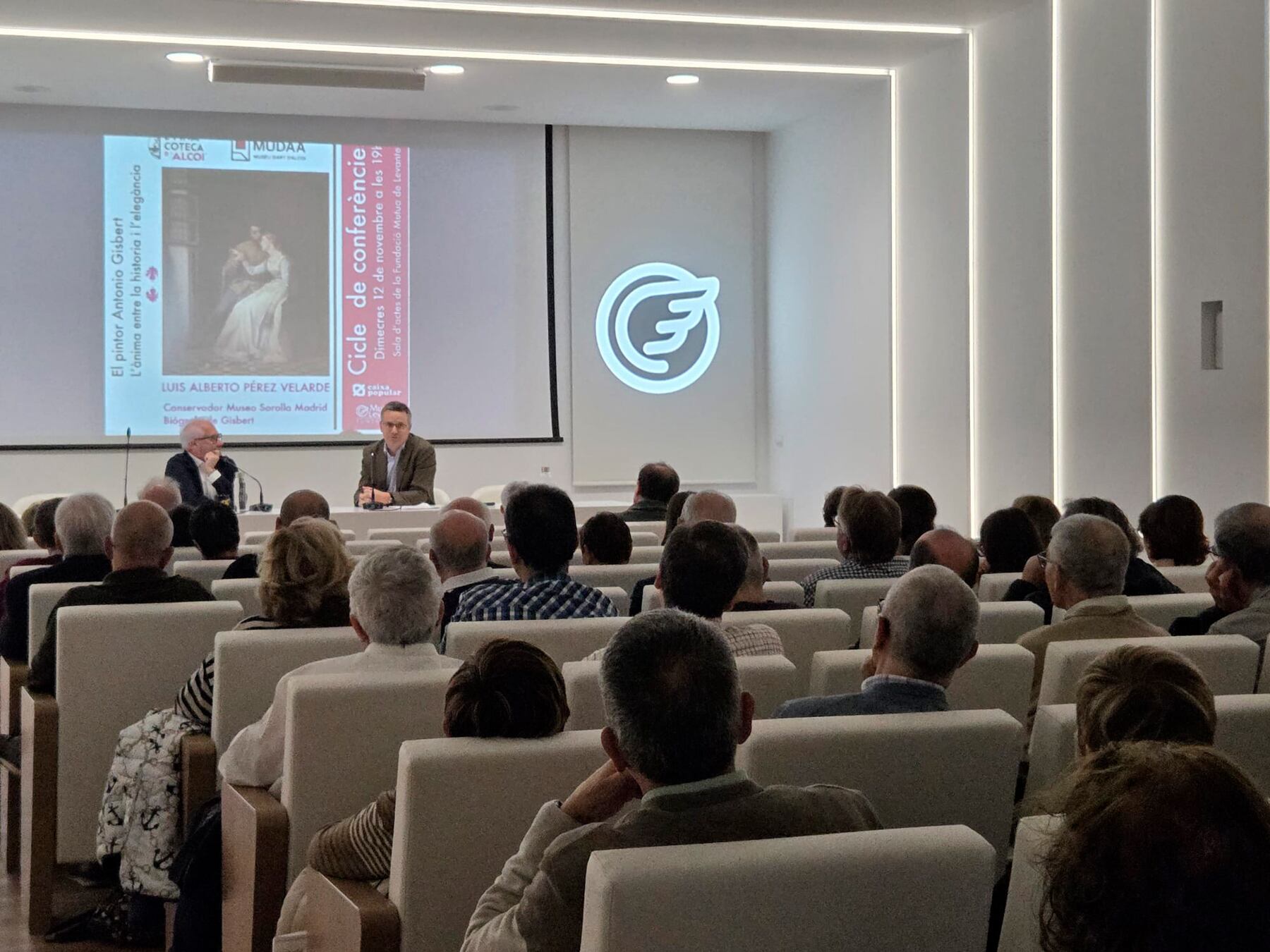 Ignacio Trelis y Luis Alberto Pérez Velarde, en un salón de actos de Fundación Mutua Levante, lleno hasta los topes