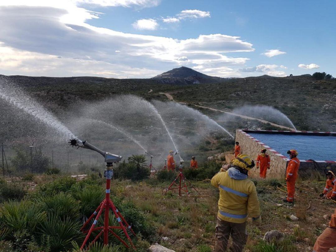 Imagen de archivo de pruebas de los cañones antiincendios, adquiridos por el Ayuntamiento de Xàbia en febrero.