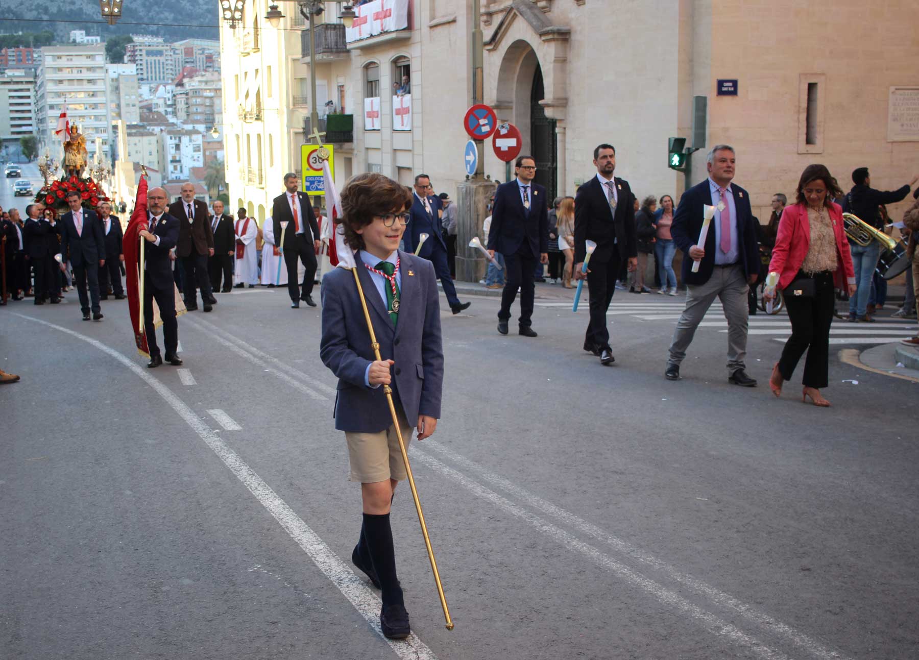 El Sant Jordiet, Martín Bellver Sevila, con la imagen de El Xicotet al fondo