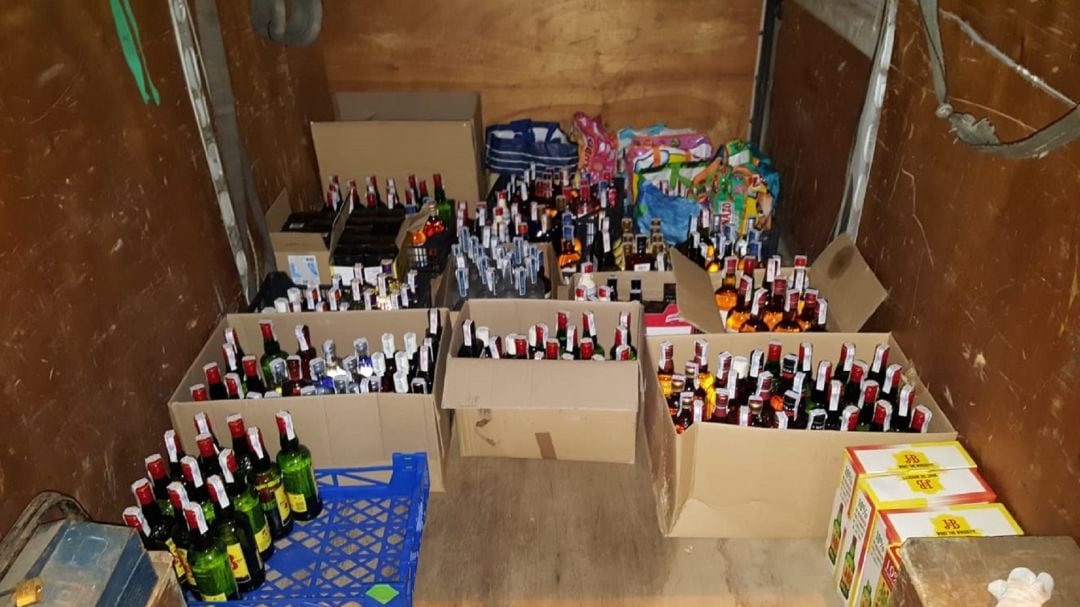 Intervención de las botellas por la Policía.