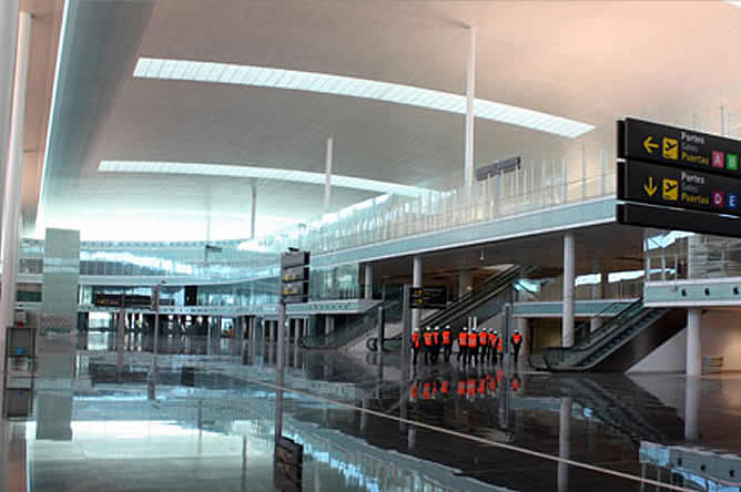 Imagen del Sky Centre, donde se agrupan la mayoría de establecimientos comerciales de la T1