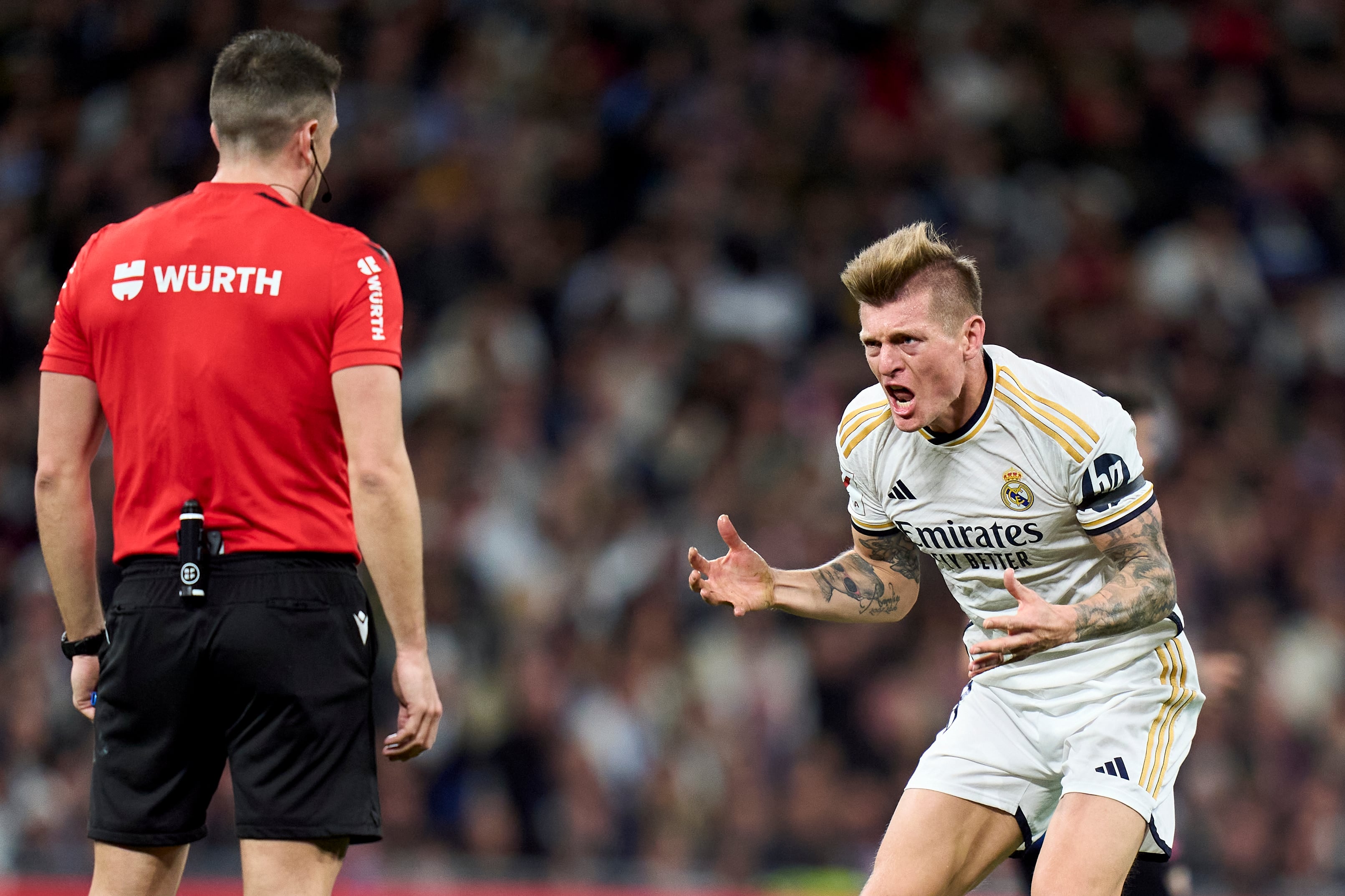 Toni Kroos protesta una decisión del árbitro durante el partido entre Real Madrid y Sevilla