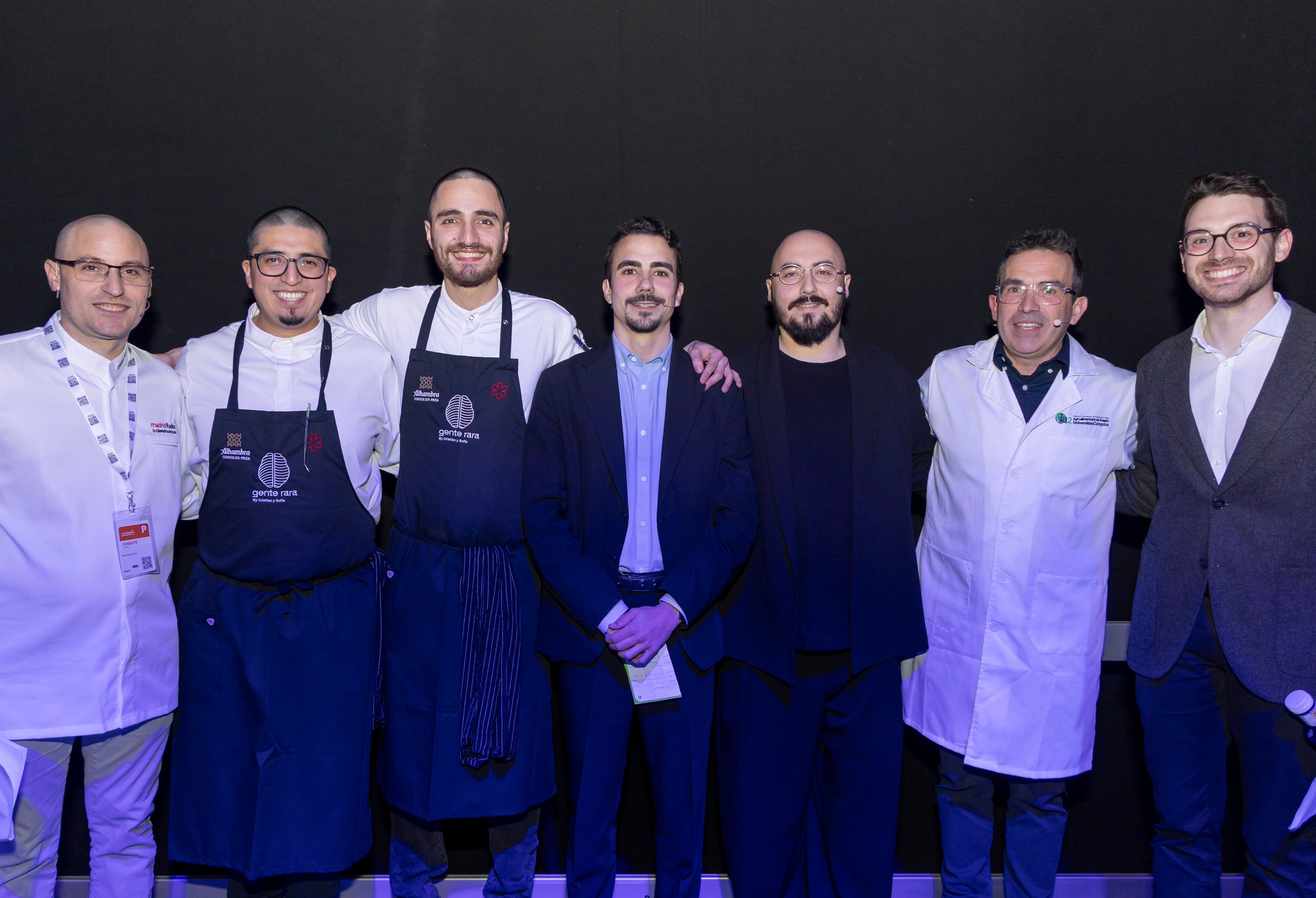 El chef de Gente Rara, Cristian Palacio (i) y el catedrático Nacho Sánchez (2d), junto al resto de participantes en la ponencia, en Madrid Fusión.