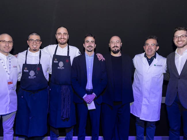 El chef de Gente Rara, Cristian Palacio (i) y el catedrático Nacho Sánchez (2d), junto al resto de participantes en la ponencia, en Madrid Fusión.