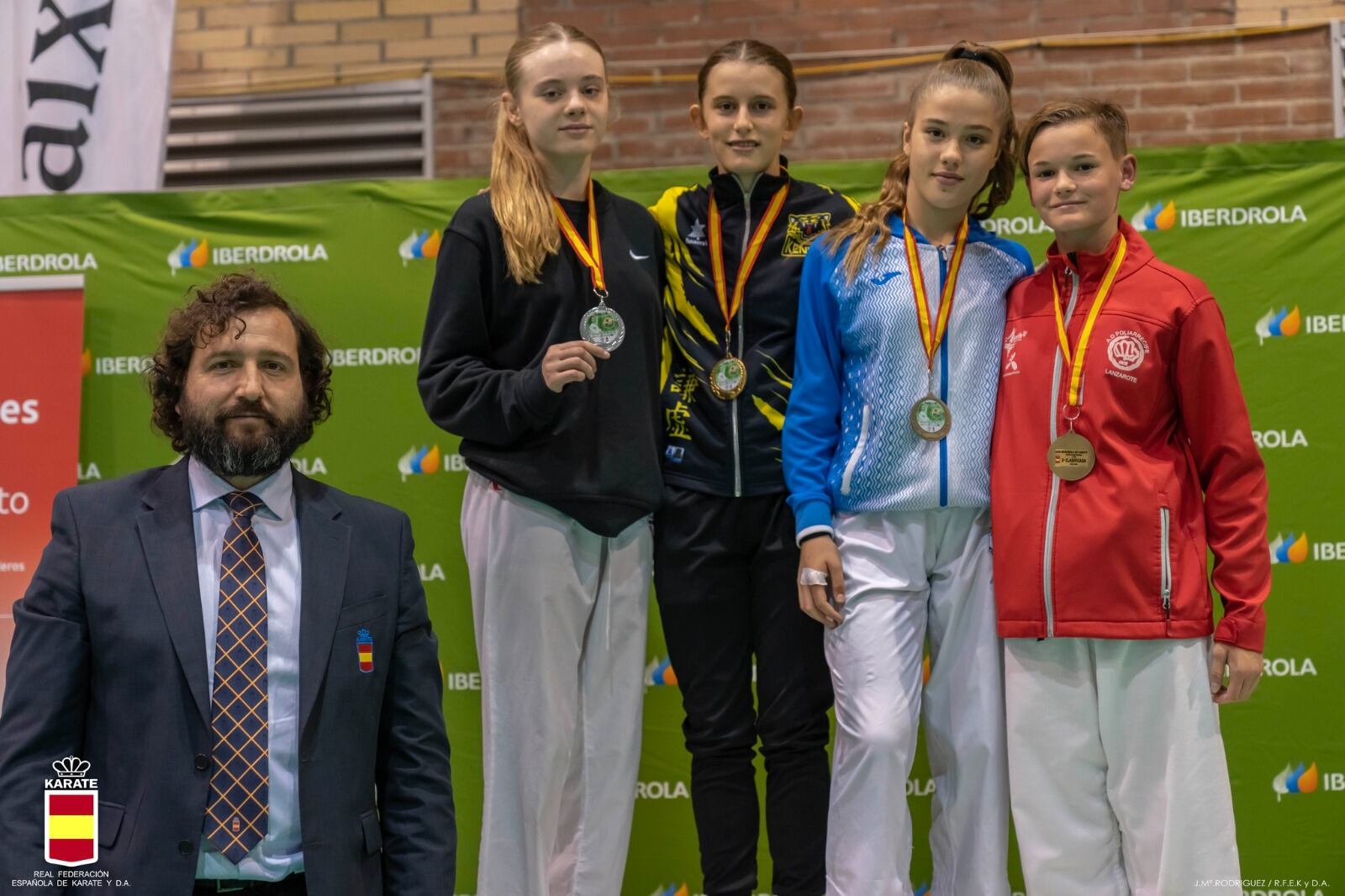 Amelie Skiba (la primera por la derecha de la imagen), en el podio y con su medalla.