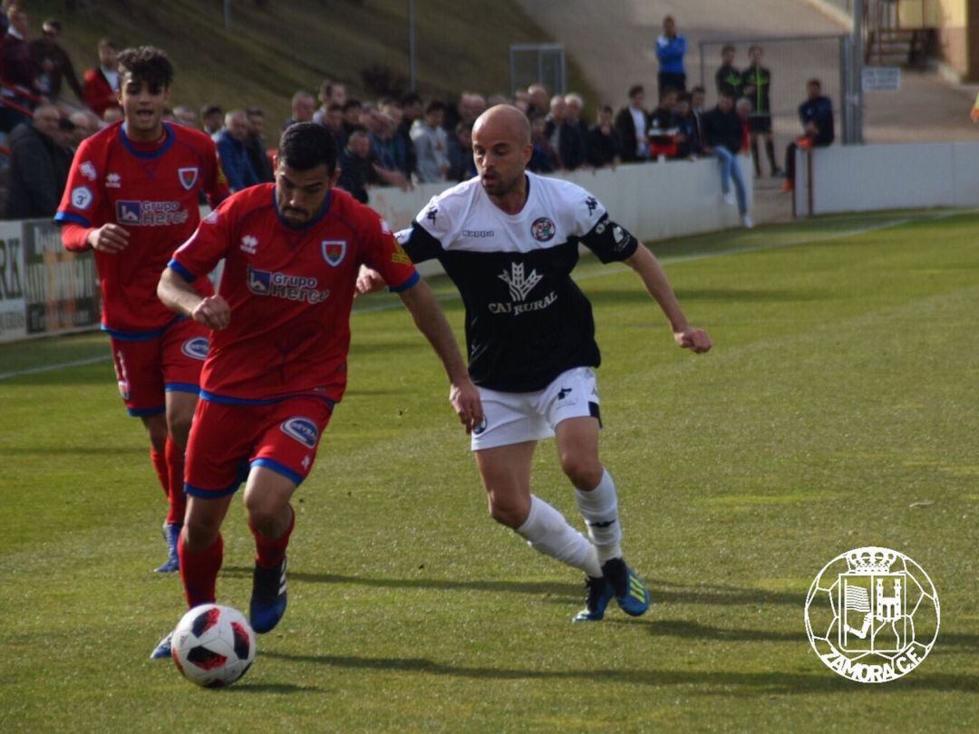 El jugador del Zamora CF, Sergio García, en un lance con un jugador del Numancia