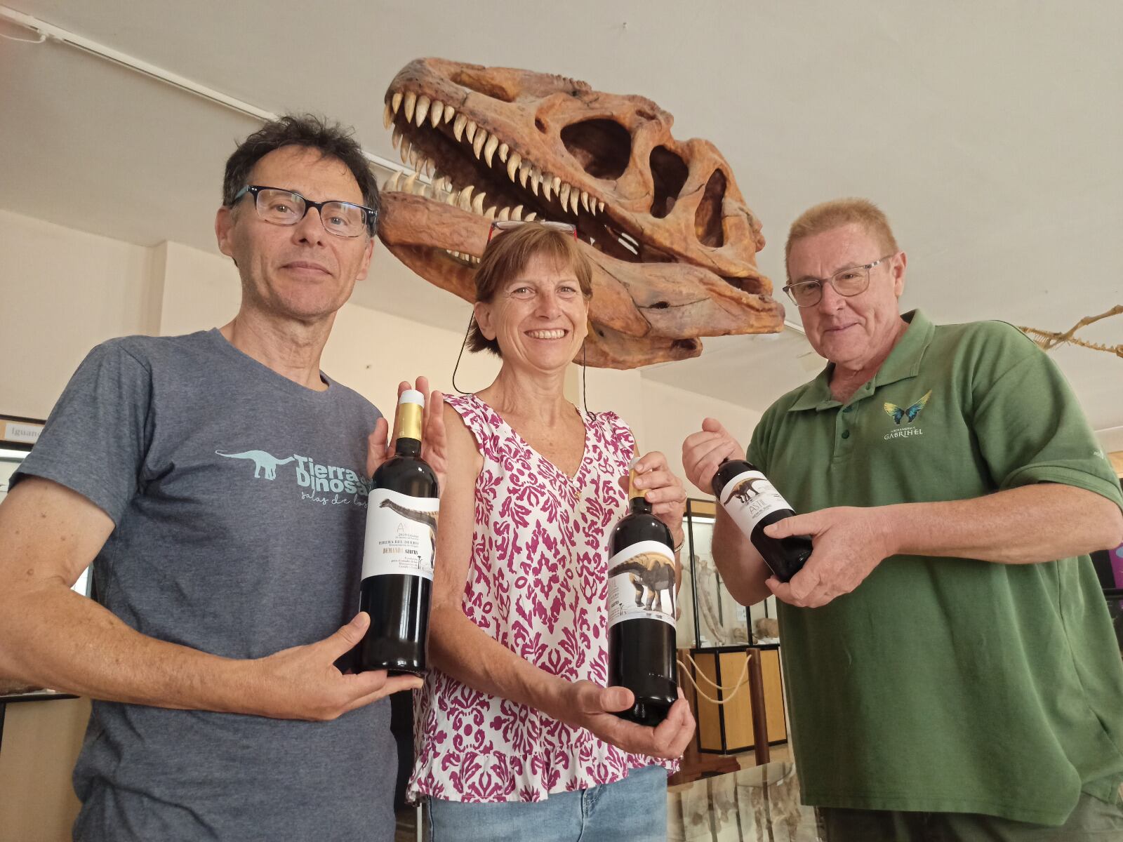 Ada Marcos, alcaldesa de Salas de los Infantes y presidenta de la Fundación para el estudio de los Dinosaurios de Castilla y León, acompañada de Fidel Torcida, investigador y miembro de
la Fundación (izq) y Gabriel García, gerente de Bodegas Astil.