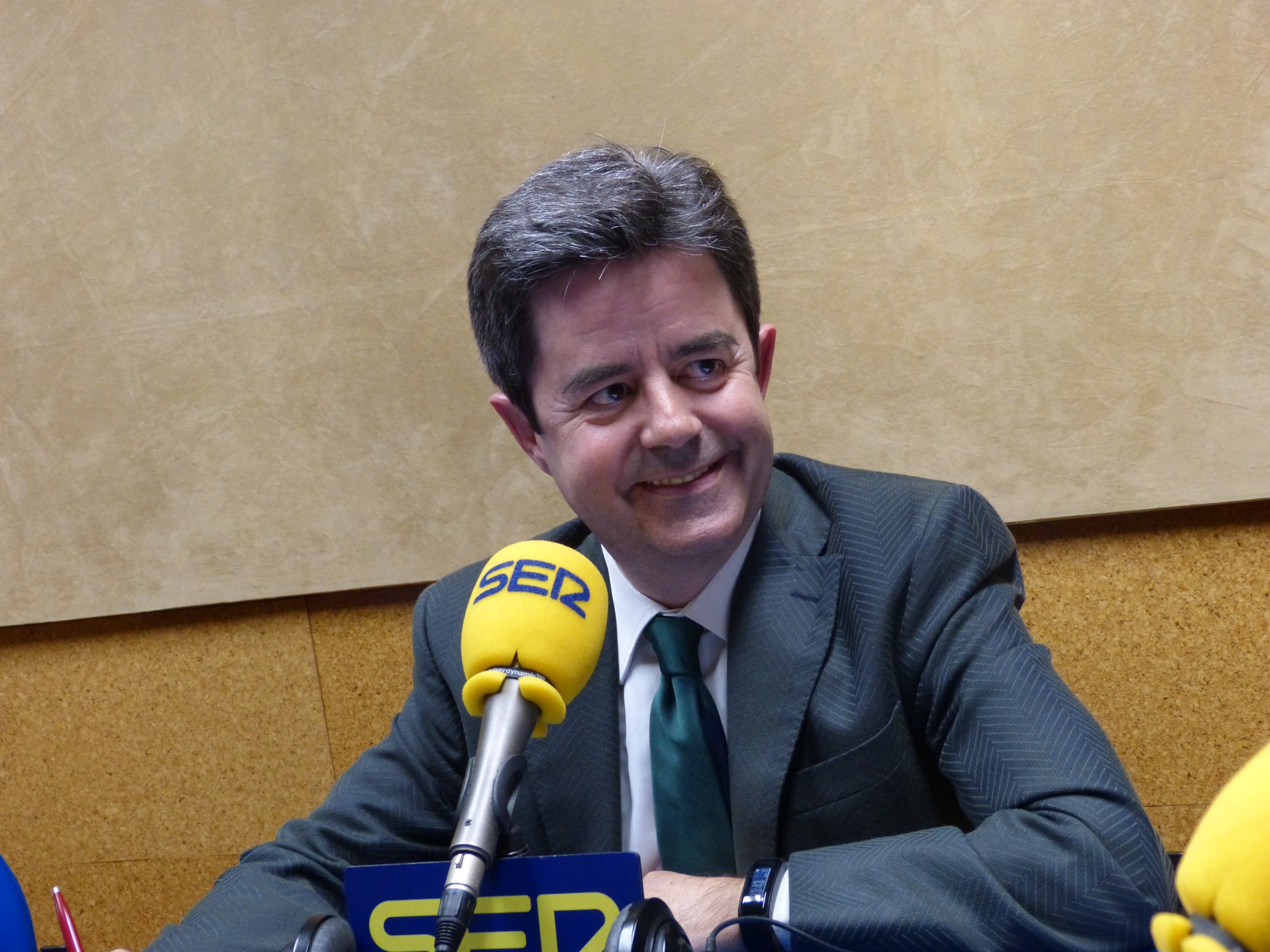 El alcalde de Huesca, en una imagen de archivo tomada en los estudios de Radio Huesca-SER