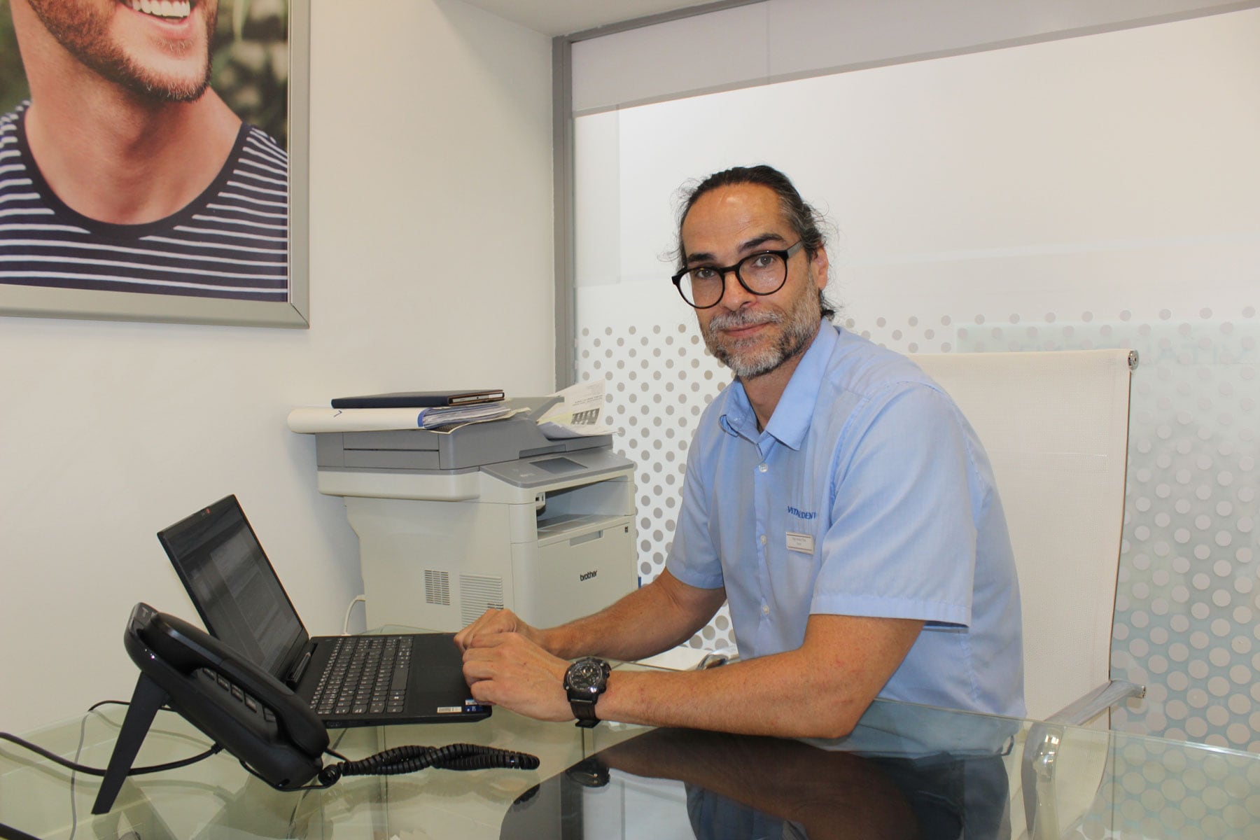 Jorge Devesa, director de Vitaldent Alcoy, en su despacho de la clínica de la Avenida Alameda Camilo Sesto, 13