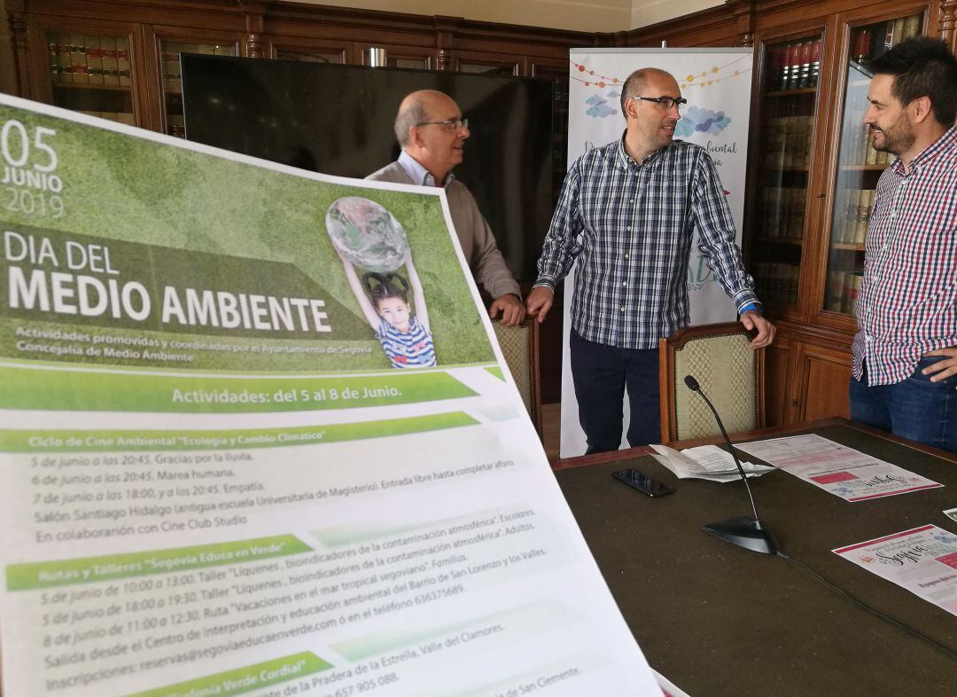 El concejal Ángel Berbel en el centro junto a Felipe Arroyo (i) y Alberto Díez técnicos de la concejalía de Medio Ambiente durante la presentación de la programación