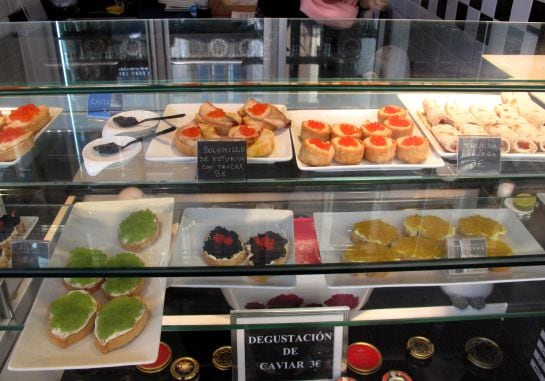 Comercio de caviar en el mercado de San Miguel, Madrid