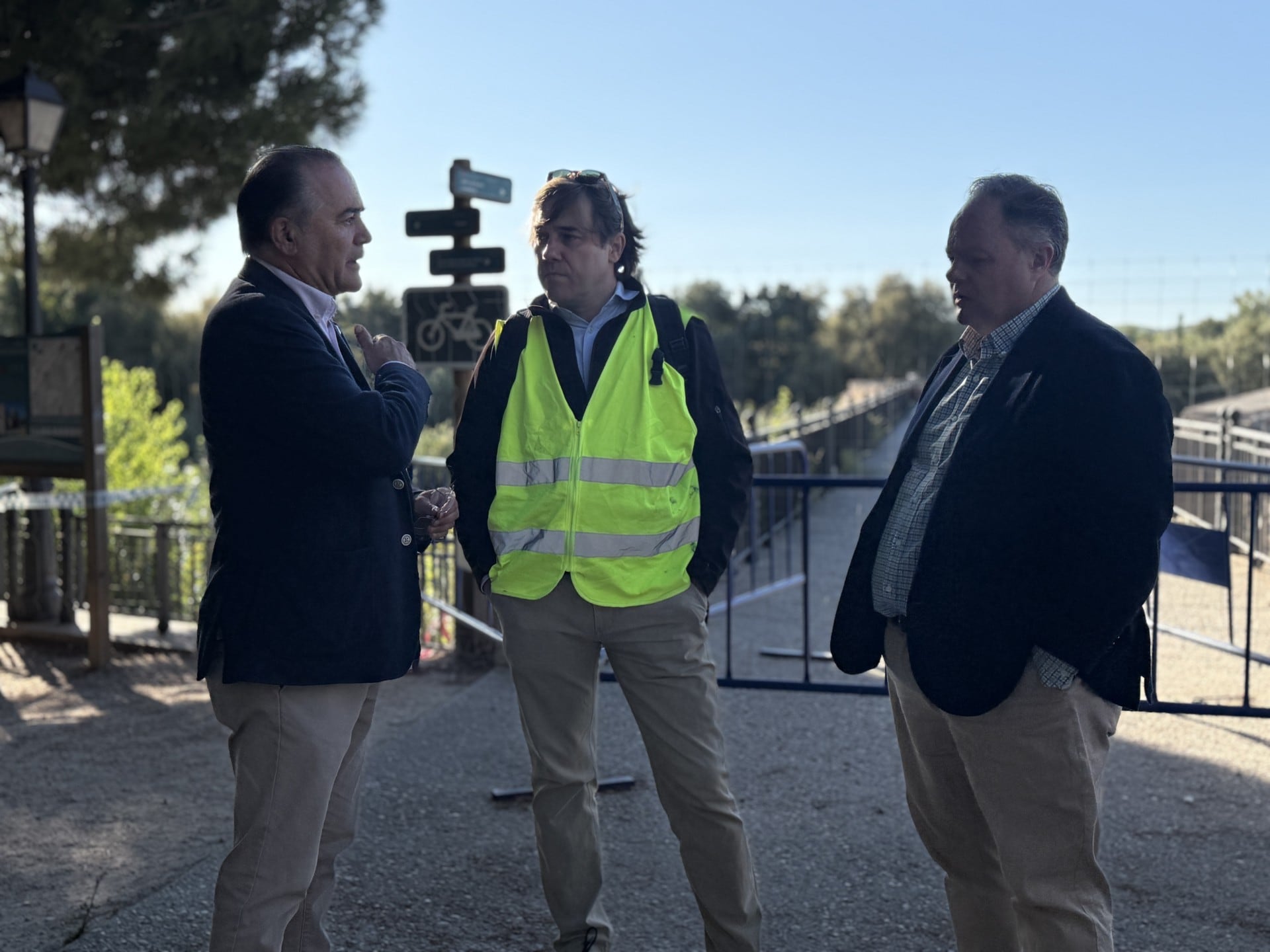 El  alcalde de Talavera, José Julián Gregorio, junto a los especialistas en rehabilitación de puentes de Retineo Ingeniería