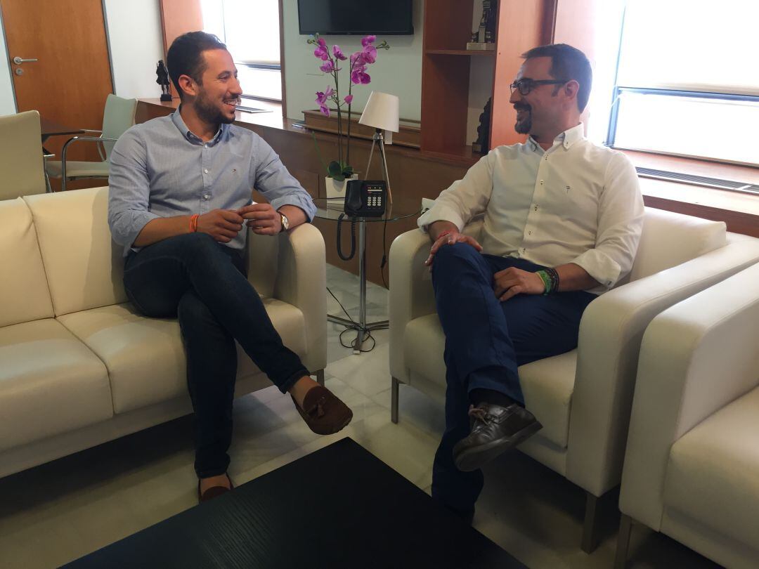 Francisco Morales (Cs) junto al alcalde de Lorca, Diego José Mateos (PSOE) esta mañana en el despacho de alcaldía