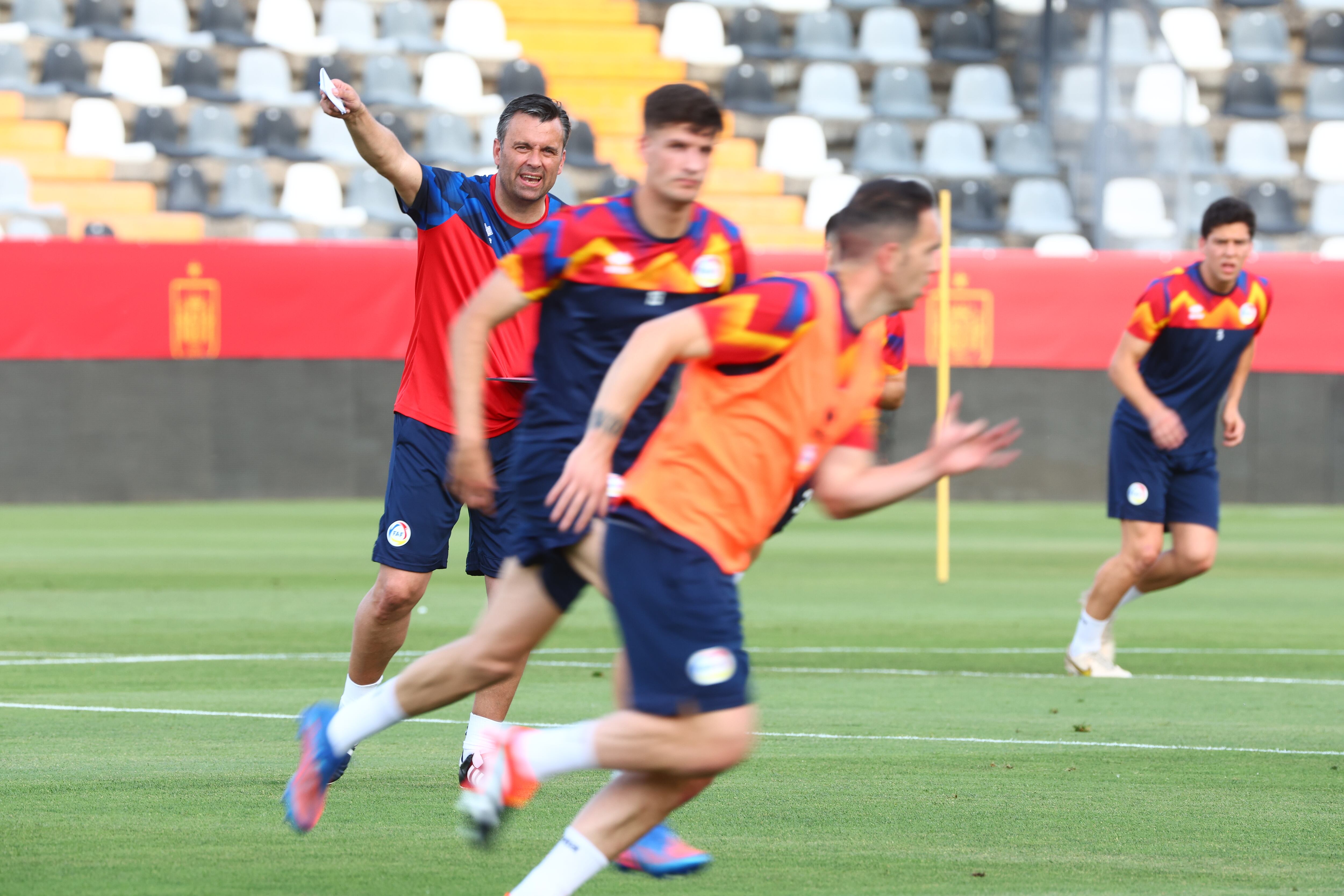 El seleccionador Koldo Álvarez de Eulate dirigeix l'entrenament previ al partit d'avui entre Espanya i Andorra.
