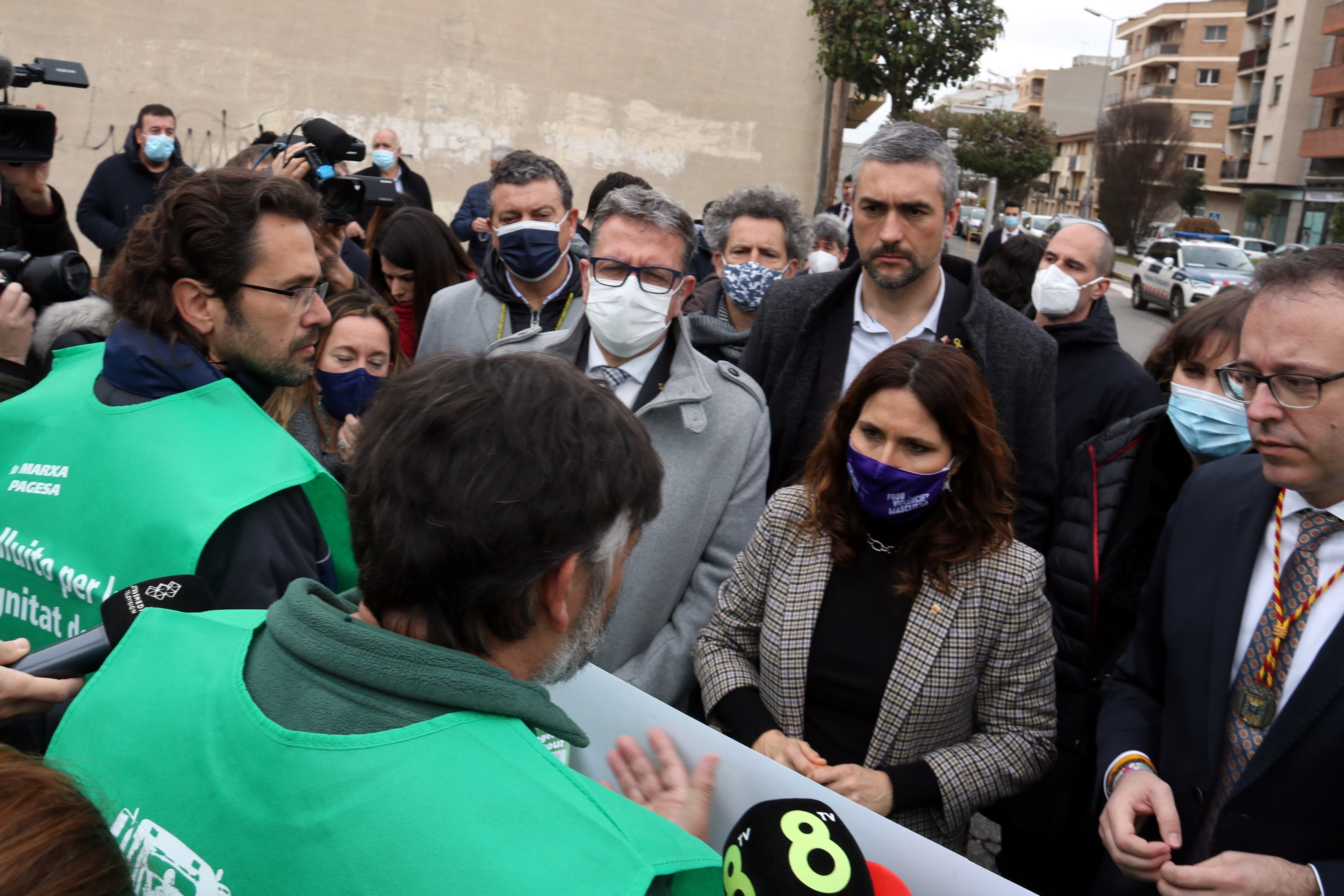 Alguns representants de la Unió de Pagesos exposant el seu malestar a la consellera Laura Vilagrà, en la inauguració de la 149 Fira de Sant Josep