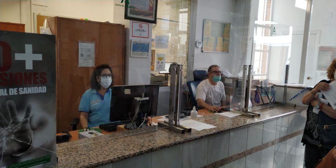 Los profesionales del Centro de  Salud de Jódar ya trabajan con las mamparas de protección