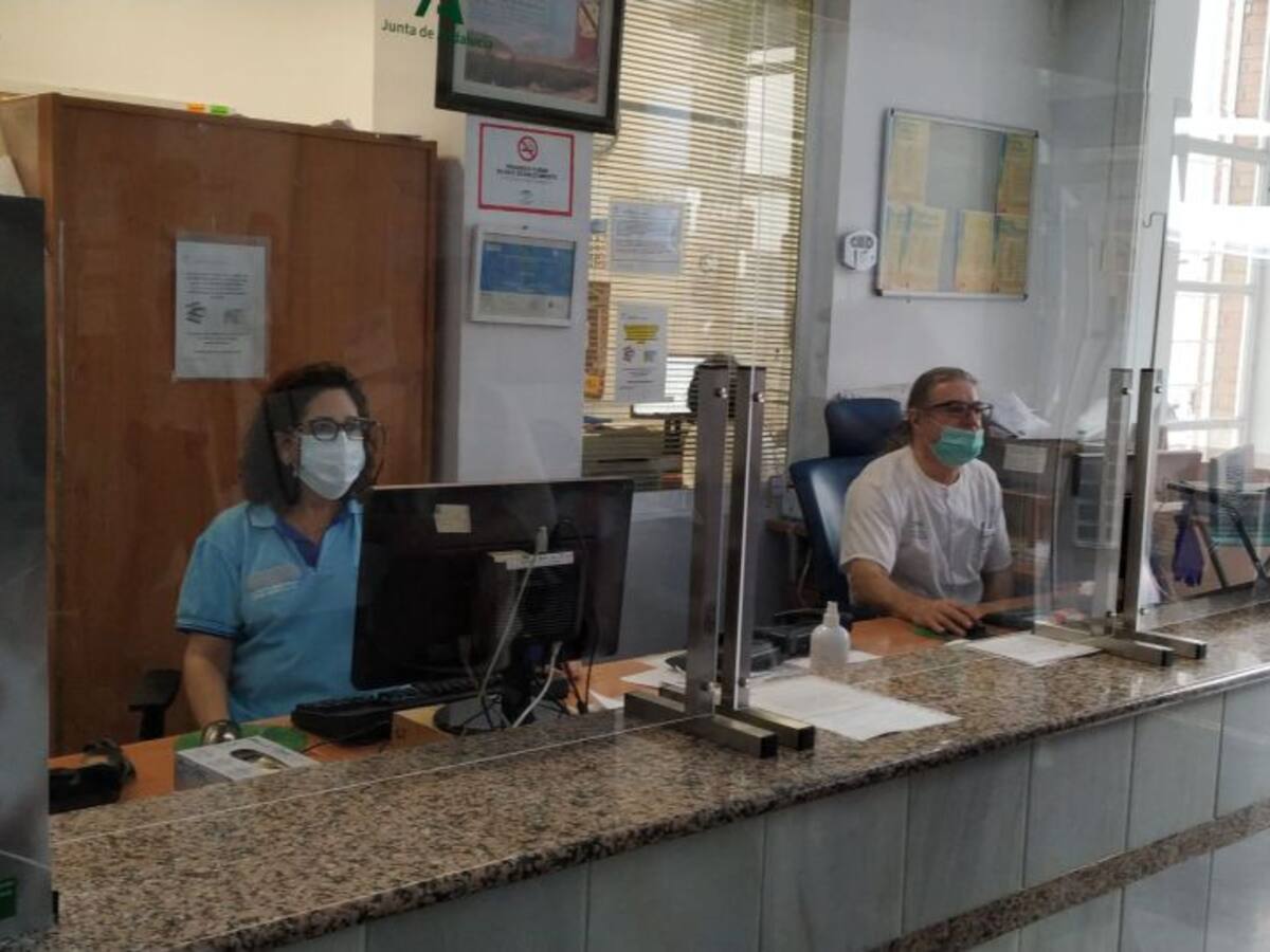 Casi tres meses para la instalación de las mamparas en el Centro de Salud de Jódar