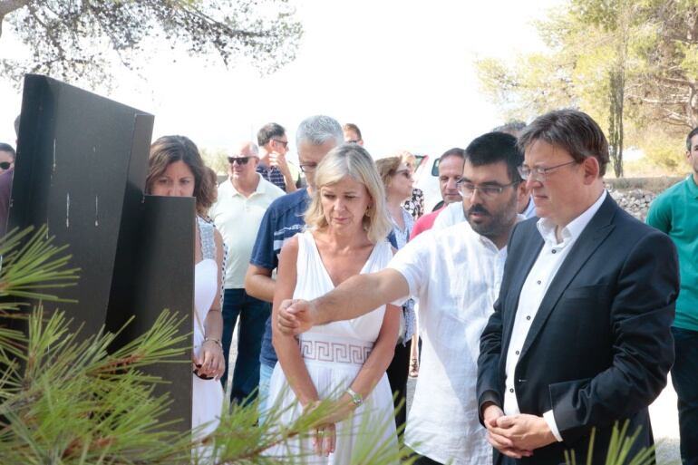 La consellera, Gabriela Bravo, con el President de la Generalitat, Ximo Puig, en su visita al antiguo aeródromo de Monòver