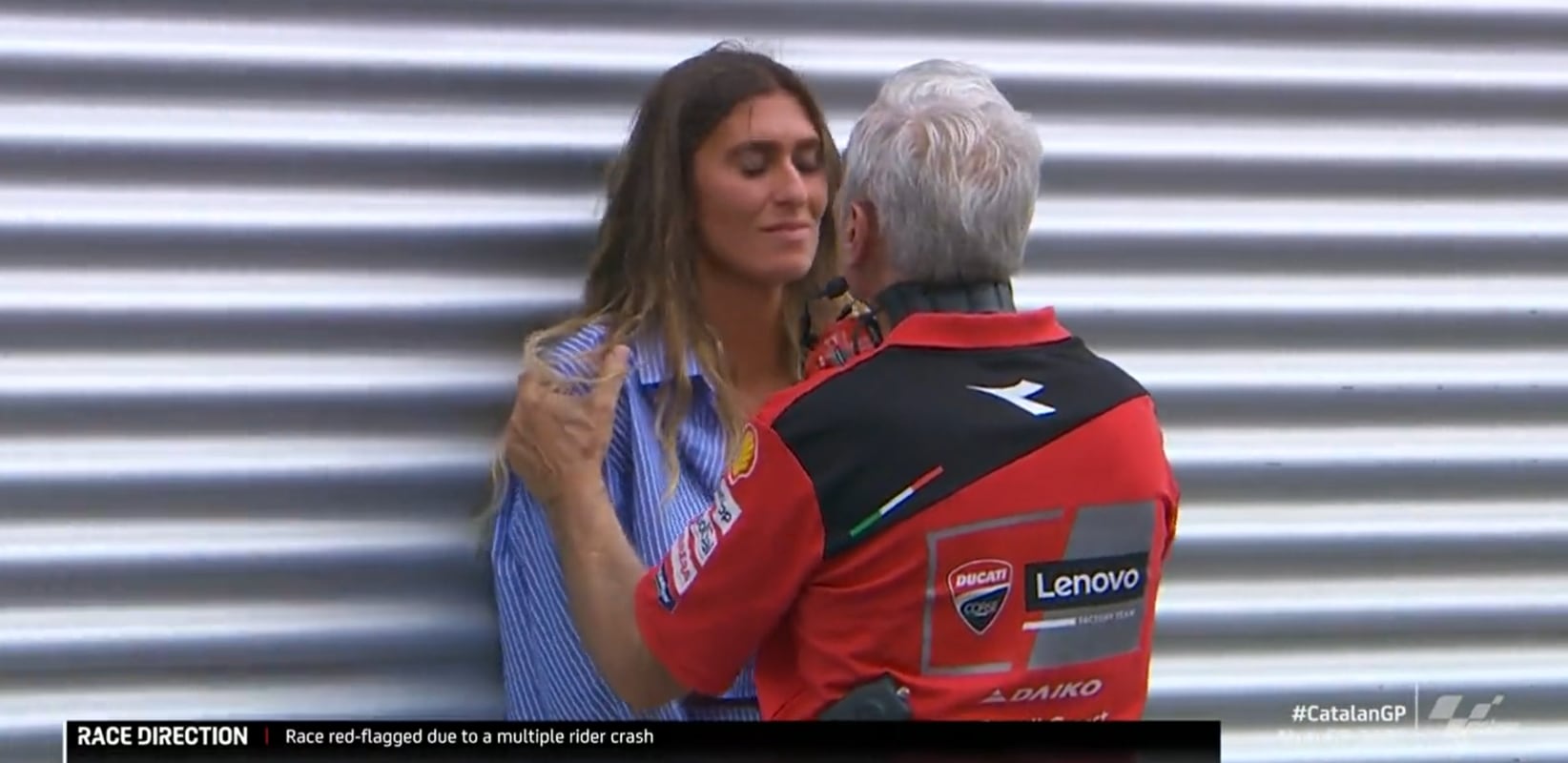 La pareja de Francesco Bagnaia siendo consolada por el Team Manager de Ducati