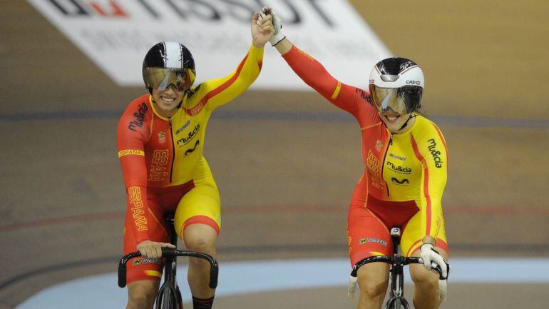 Tania Calvo (izquierda) celebra el oro conseguido con su compañera Helena Casas. Neil Hanna (AFP).