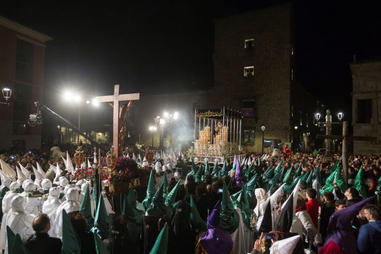 Las imágenes del Santísimo Cristo de la Ilusión y Nuestra Señora de la Esperanza durante la Procesión del Encuentro,
