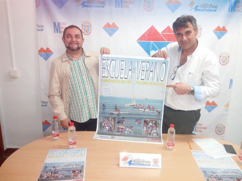 El concejal de deportes, Miguel Ángel Muñoz, y el director de deportes, Emilio GArcía presentan el cartel de la Escuela de Verano