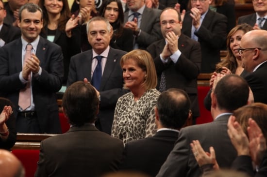 Núria de Gispert recibe el aplauso de los diputados al ser reelegida presidenta del Parlament