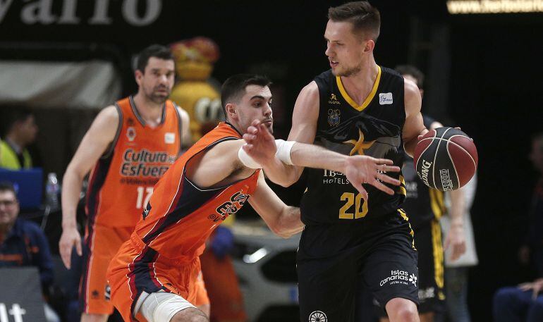 El internacional polaco es uno de los destacados del equipo aurinegro