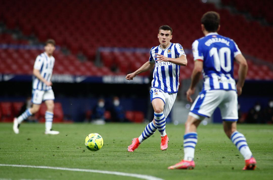 Barrenetxea pasa un balón a Oyarzabal con Aritz expectante