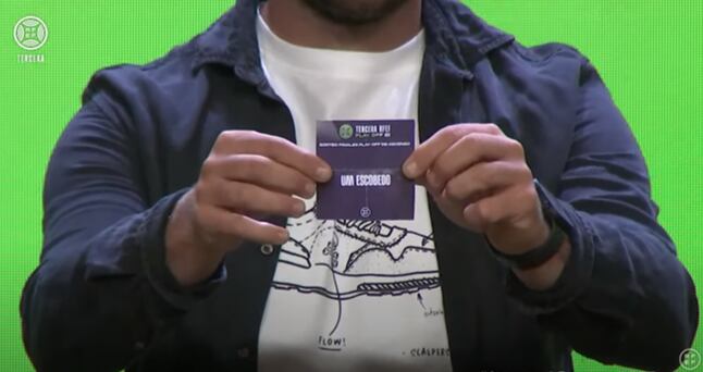 Momento del segundo sorteo en el que sale la bola del Escobedo