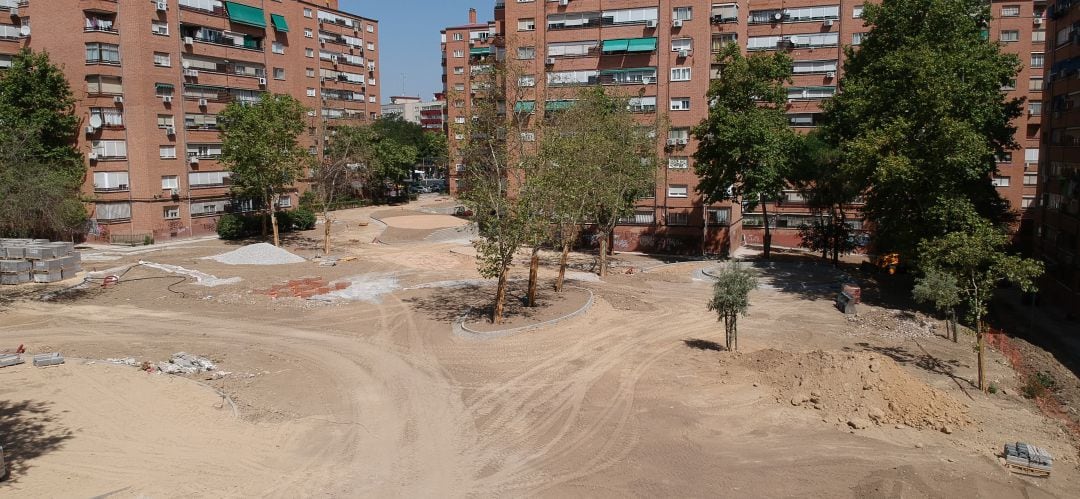 La plaza se hará más accesible e incluirá tres zonas infantiles diferenciadas, además de una fuente y una pérgola para sombra. 