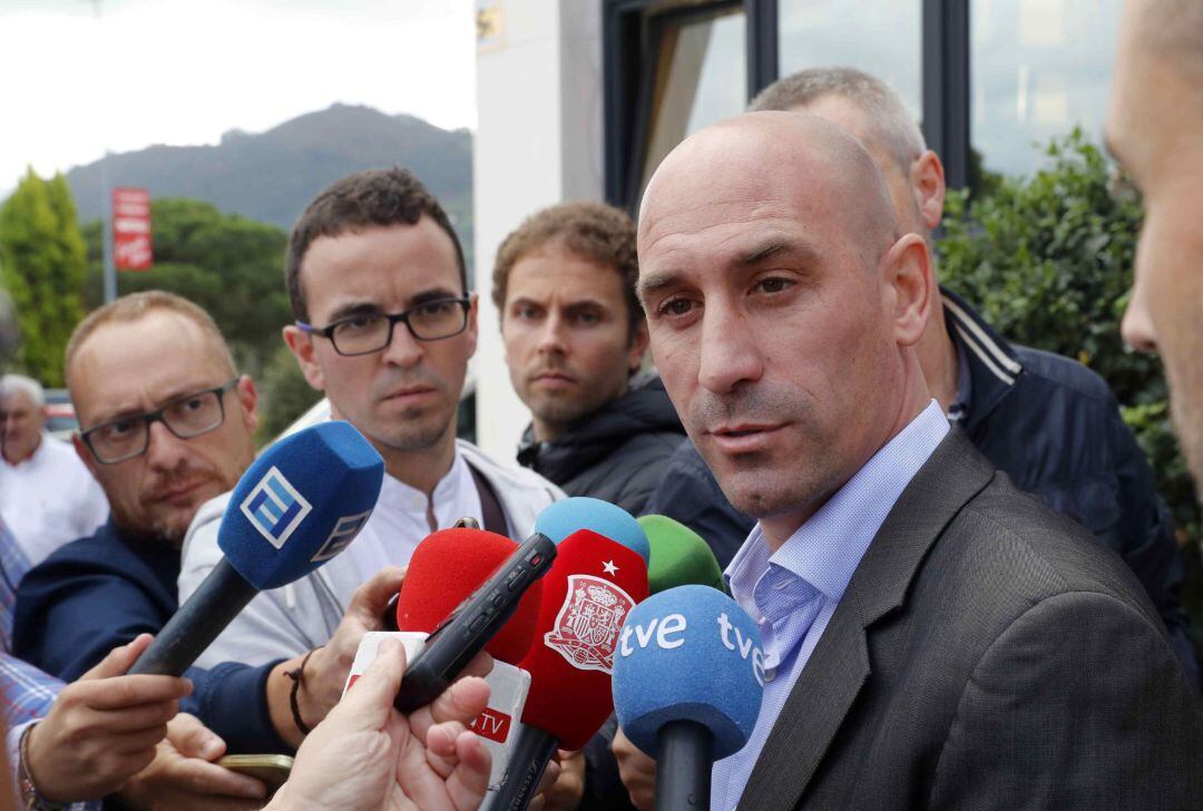 El presidente de la Federación Española de Fútbol, Luis Rubiales, atiende a los periodistas hoy en las instalaciones del Sporting de Gijón en Mareo. 