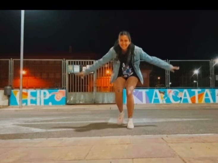 Nuria Gonzaeta delante del mural