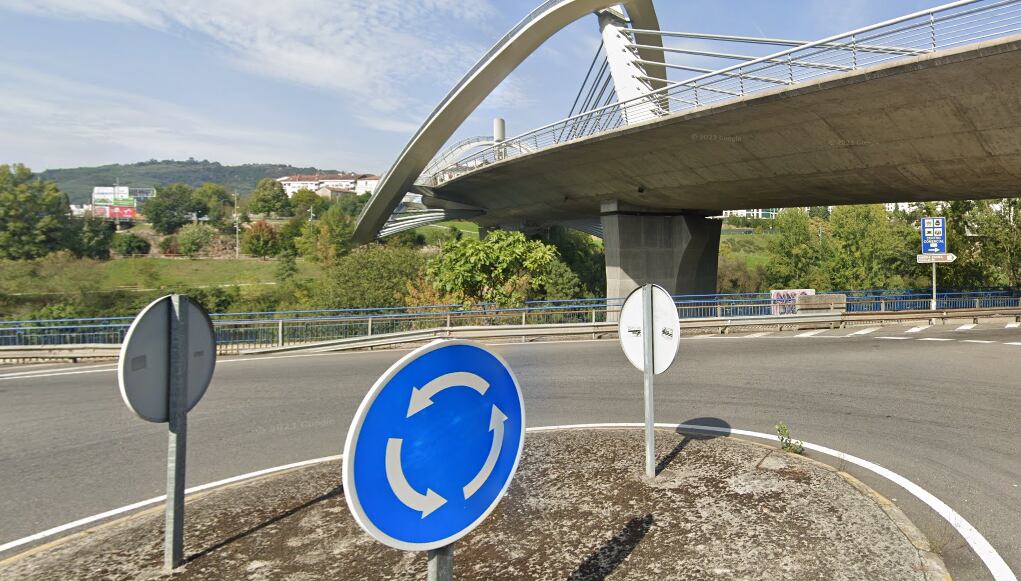 Rotonda bajo el puente del Milenio en Ourense