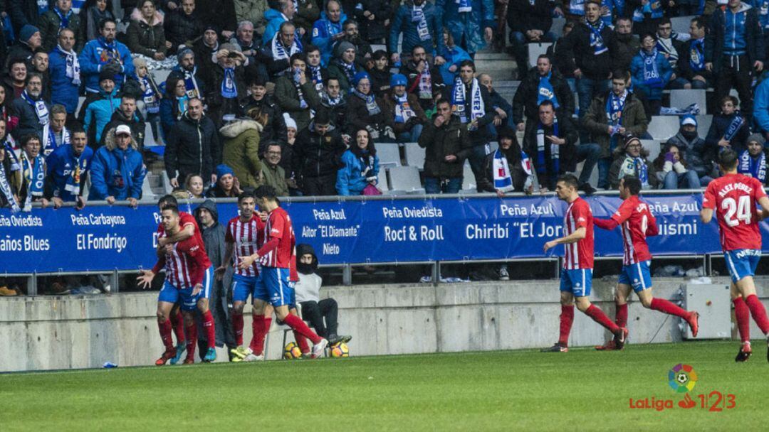 Los jugadores del Sporting celebran el gol de Jony la temporada pasada en el Tartiere.