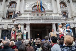 Las tres 'Reinas Magas' han congregado a muchos ciudadanos a las puertas del ayuntamiento de Valencia